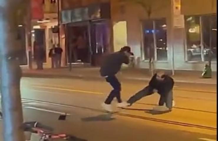 Litigano in strada e lo picchia con un serpente usandolo come arma