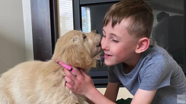 Bambino con cucciolo