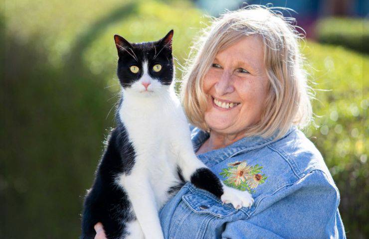 donna gatto aiuta sorda
