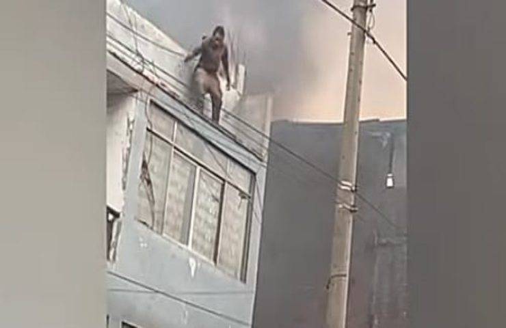 Si lancia in casa durante l'incendio per salvare la vita a 25 cani