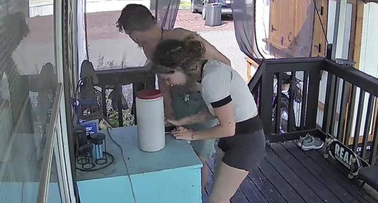 persone guardano video