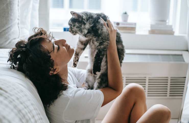 Donna con il gatto