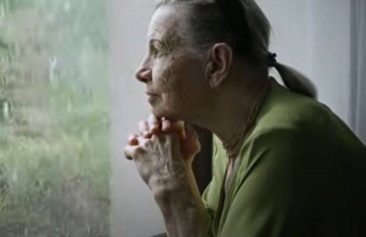 signora anziana lupo adulto