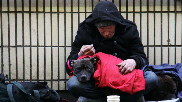 senza tetto con cane 