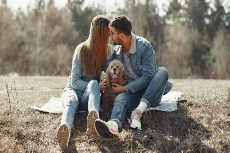 Il cane si mette in mezzo quando ci abbracciamo Fido si mette in mezzo se ci abbracciamo