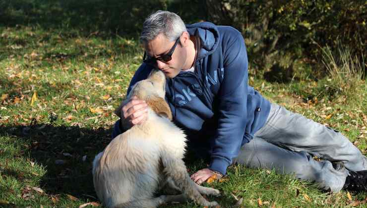 Uomo bacia il suo cane 