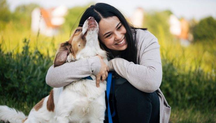 Abbracciare il cane