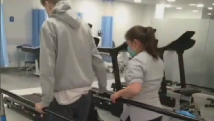 ragazzo in riabilitazione dopo aver protetto il cane dall'essere in vestito