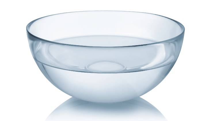 ciotola con acqua fredda