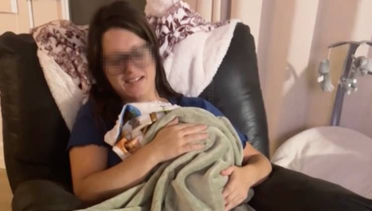 Mamma accudisce il suo bebé