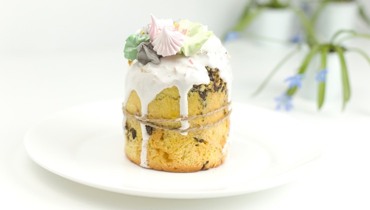Piccolo panettone su piatto bianco