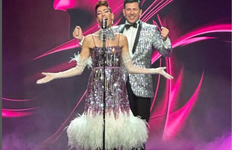Concorrente con costume di scena di piume vere