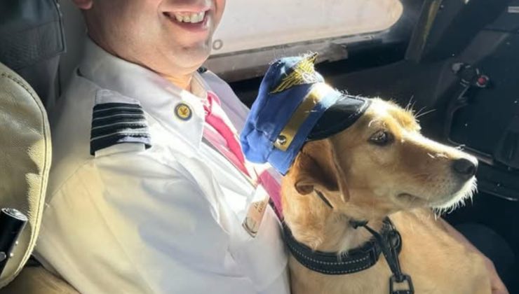 Pilota con cane su un aereo di linea della compagnia Bark Air