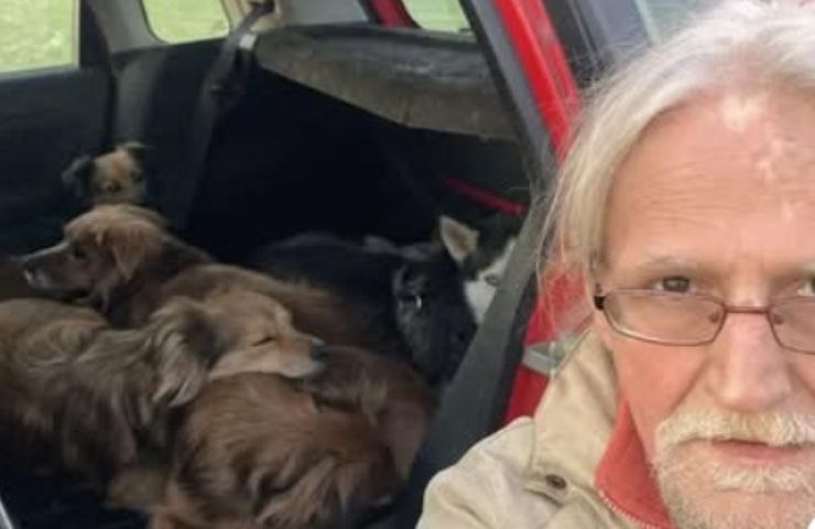 Pensionato in macchina coi suoi animali