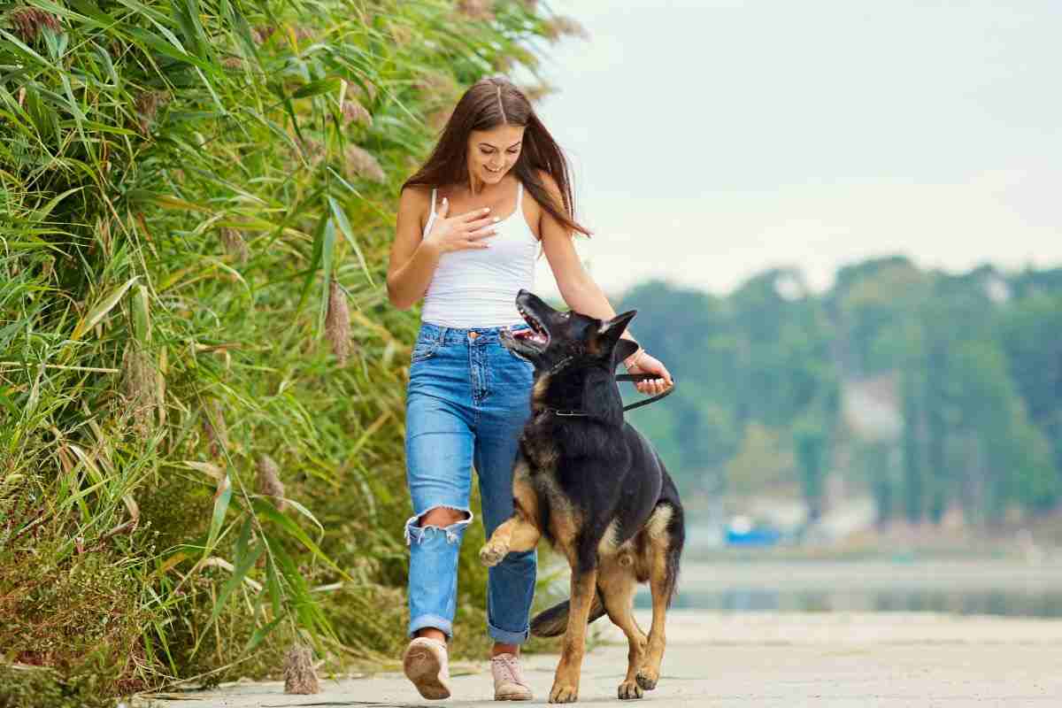 ragazza che passeggia con il suo cane