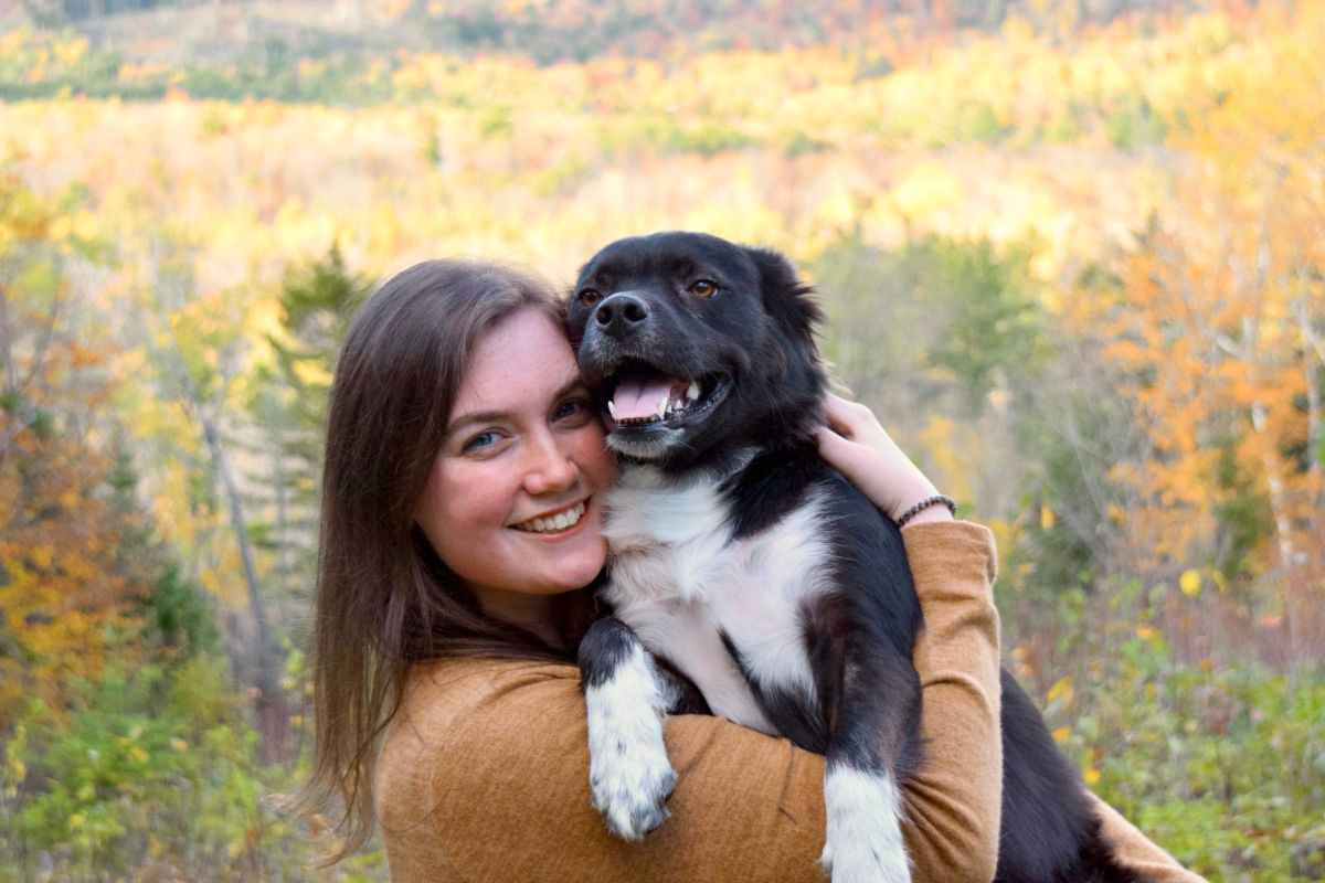 Cane felice in braccio alla padrona