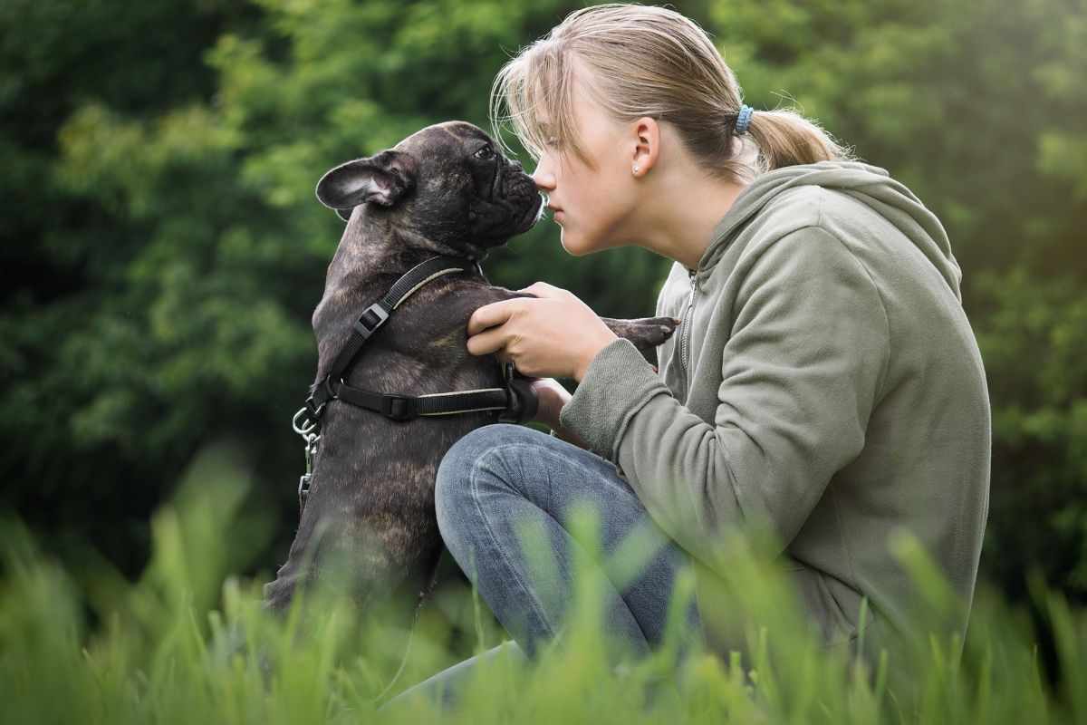 Cane e padrona al parco