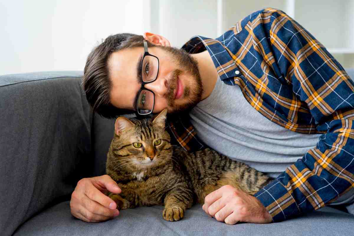 ragazzo che abbraccia il suo gatto