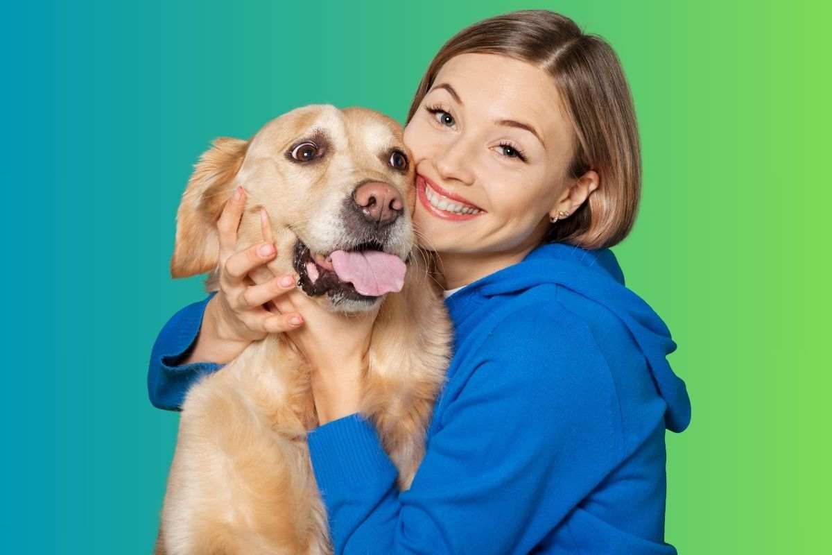 donna che abbraccia il suo cane