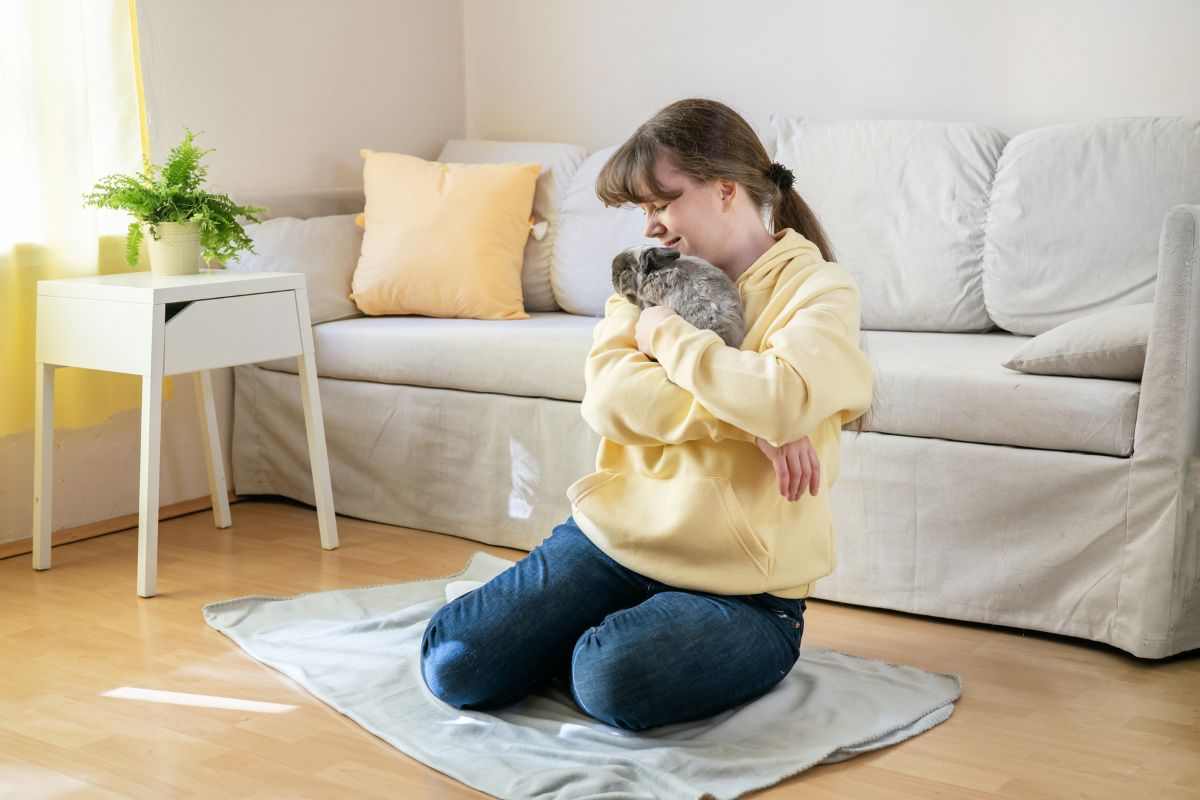 Tenere in braccio il coniglio