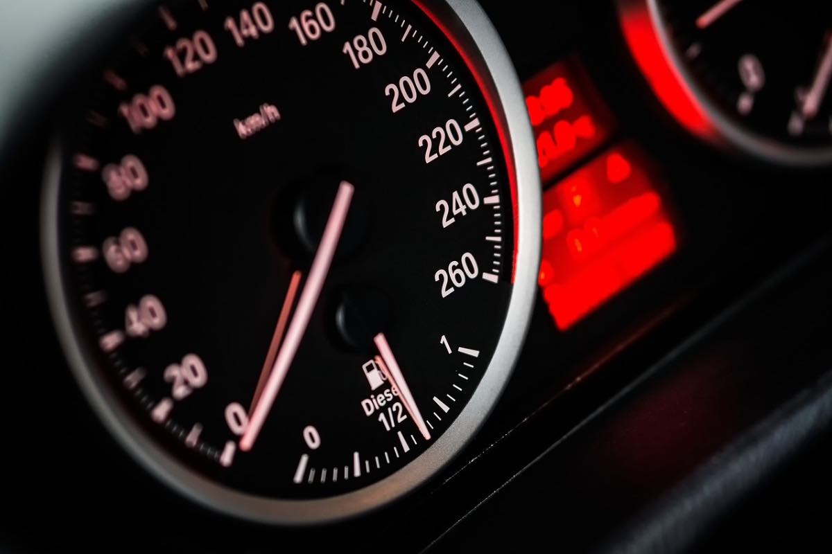 Indicatore della velocità dell’auto indica lo zero