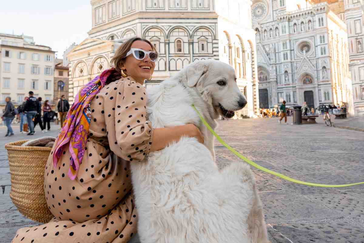 ragazza con il suo cane in viaggio