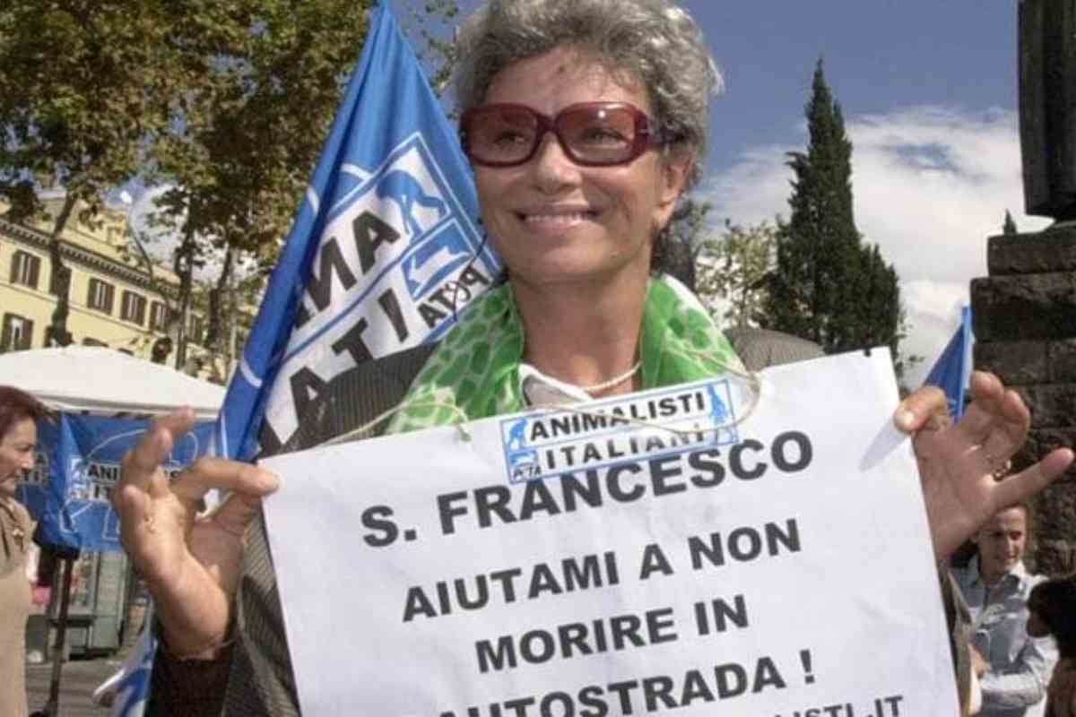 lea massari durante una manifestazione