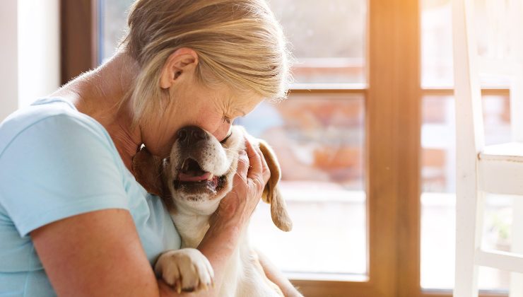 donna abbraccia il cane