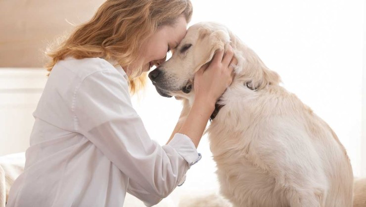 donna abbraccia il cane