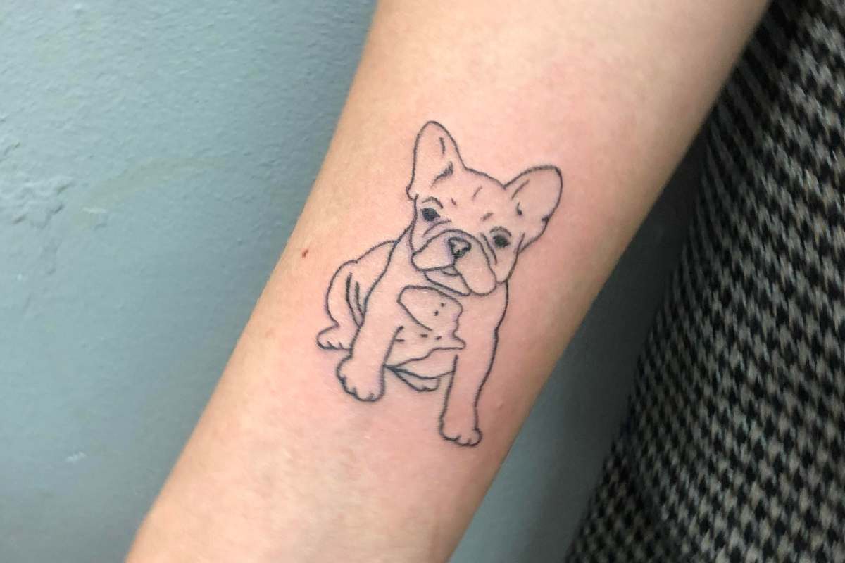tatuaggio cane stilizzato