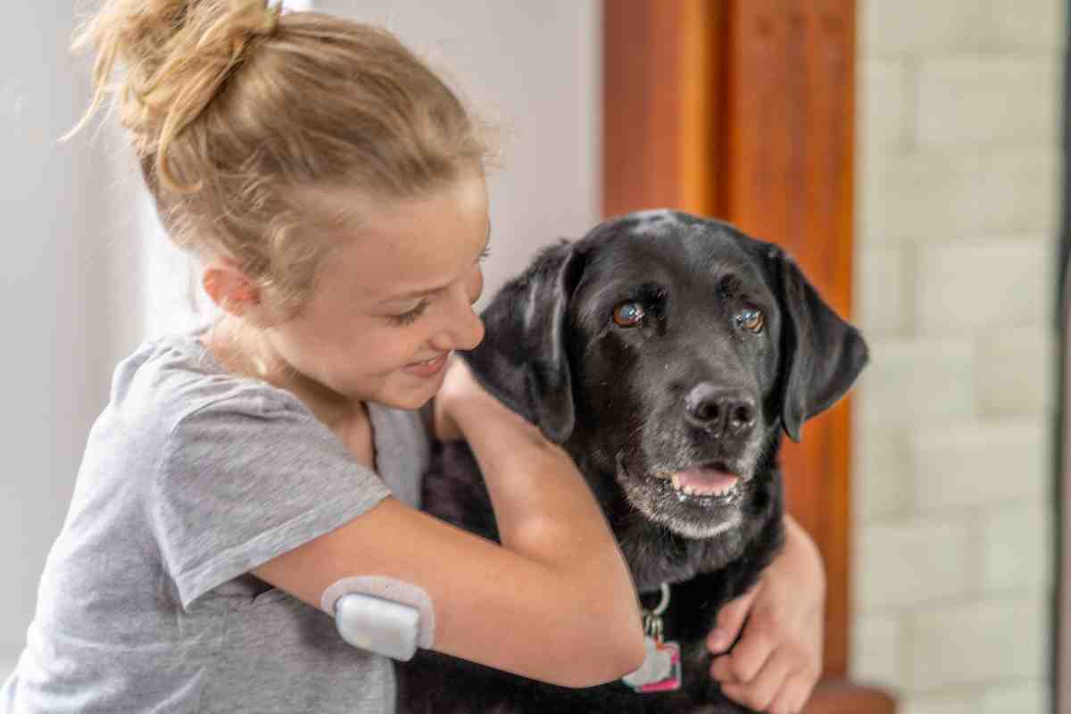 una piccola malata oncologica in compagnia di un cane